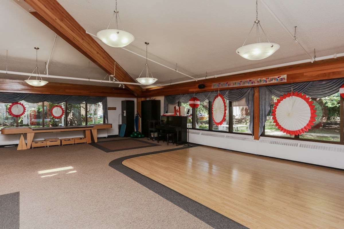 Entertainment area in dining room in lodge